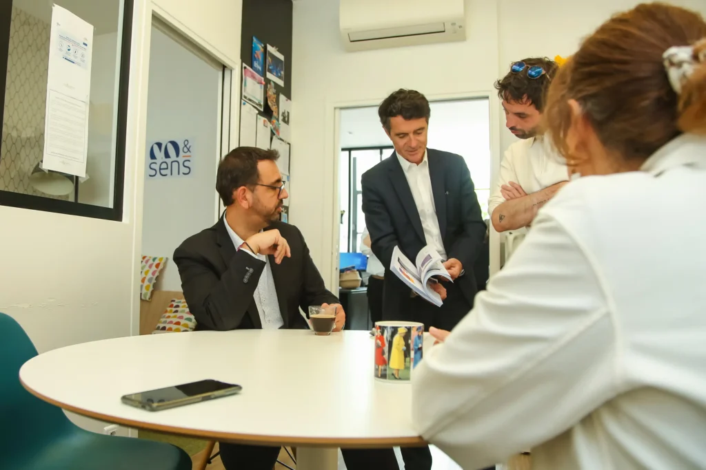Photo de l'équipe en salle de pause